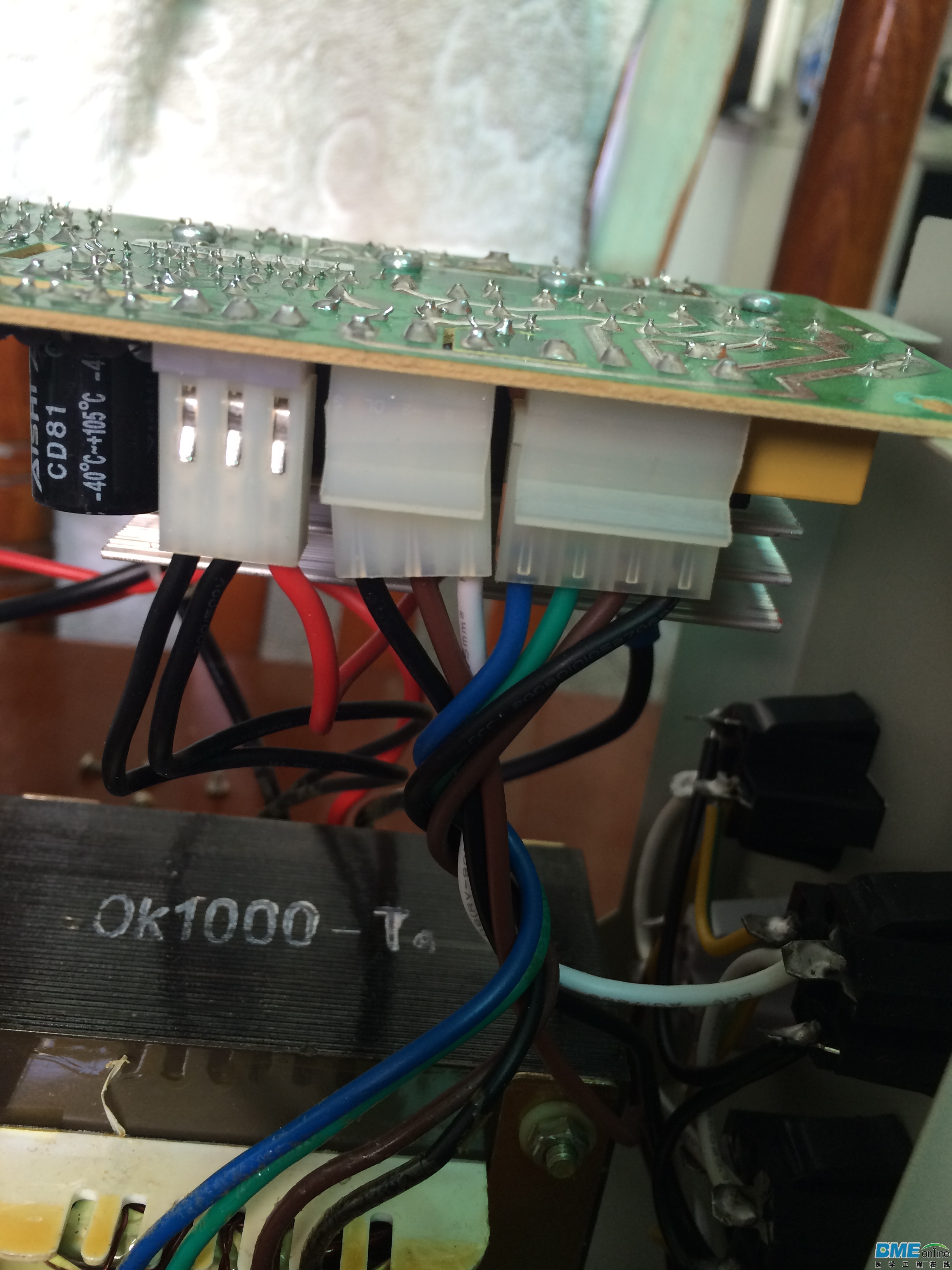 中间接的是220V，通电测量有220V，两侧的与变压器连接。无电压
