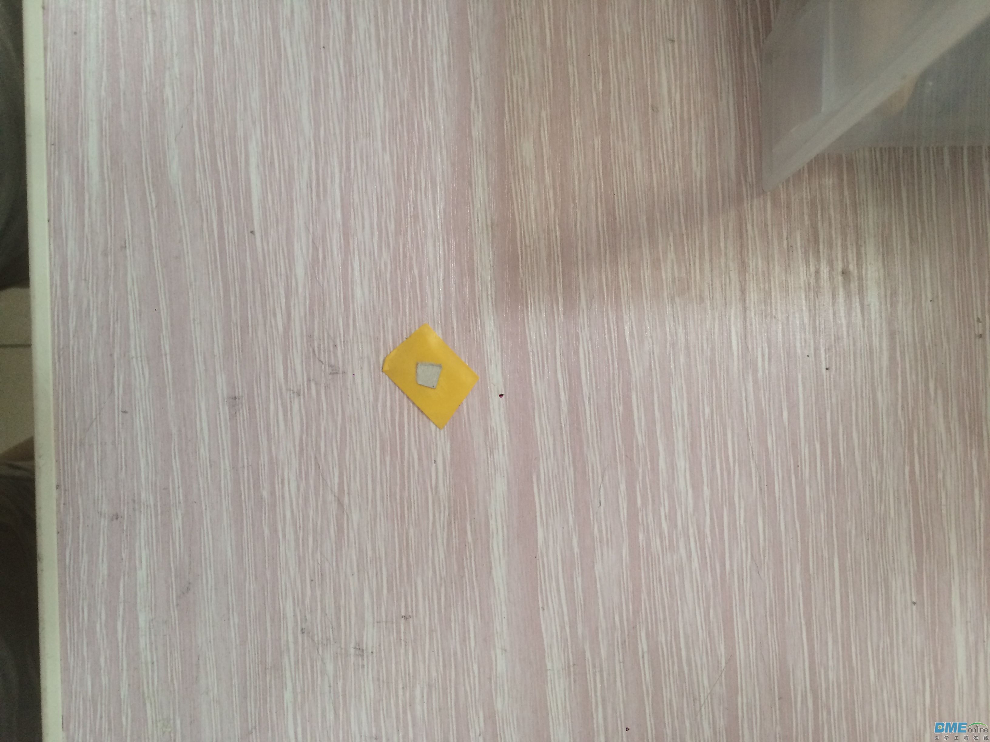 绝缘胶带中间垫点东西，然后粘在上图蓝圈处，像不像狗皮膏药